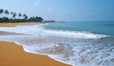 best activities in Negombo - visiting the beach