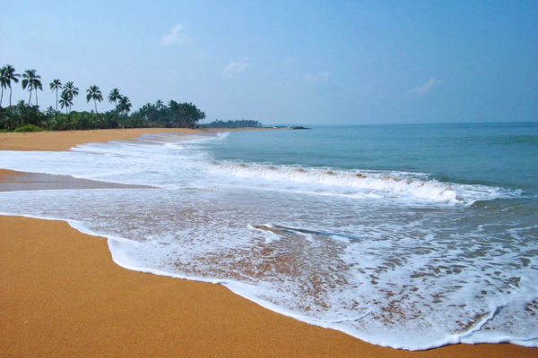 best activities in Negombo - visiting the beach